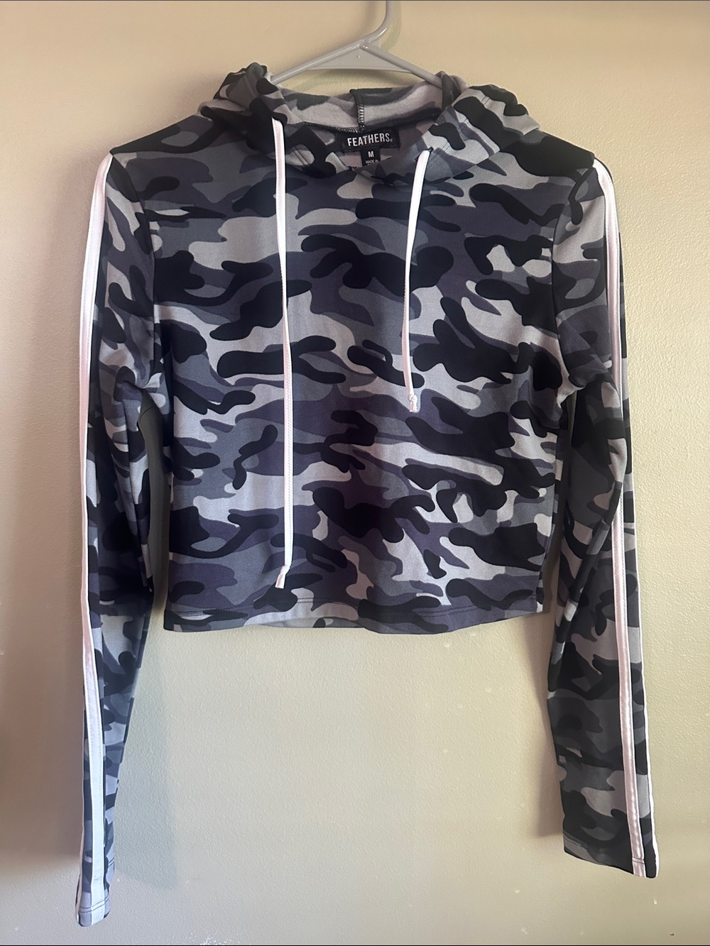 feathers Black & Gray Camo Cropped Hoodie with White Drawstrings